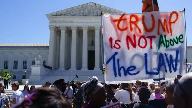 Manifestantes se reúnem no lado de fora da Suprema Corte americana, em julho de 2024