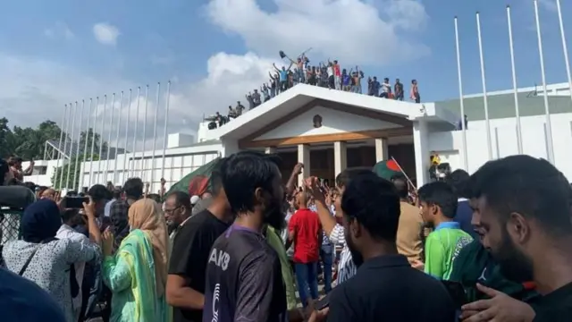 শেখ হাসিনা দেশত্যাগের পর প্রধানমন্ত্রীর কার্যালয়ের দখল নেয় আন্দোলনকারী ছাত্র-জনতা