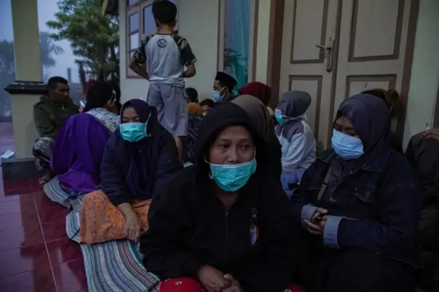 Sejumlah warga mengungsi di Pos Pengamatan Gunung Semeru, Lumajang, Jawa Timur, Rabu (19/11/2025).