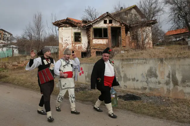 Neizostavni deo povorke su svatovi, koji zajedno sa vođom odnosno „buljubašom” predvode povorku maskiranih meštana. Pored „mlade” i „mladoženje”, tu je i „starojko” koji prikuplja rakiju od seoskih domaćina. U prošlosti je na Vasiljevdan ovakav običaj, poznat kao sirovari praktikovan i na području južne i jugoistočne Srbije.