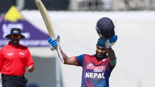 शतक बनाएपछि खुशी साट्दै कुशल भुर्तेल