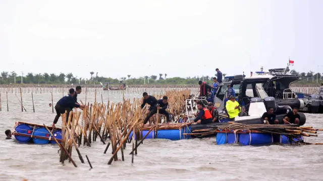 Pasukan Komando Pasukan Katak (Kopaska) TNI-AL membongkar pagar laut di kawasan Pantai Tanjung Pasir, Kabupaten Tangerang, Banten, Rabu (22/1/2025). TNI AL bersama Kementerian Kelautan dan Perikanan (KKP) serta nelayan kembali membongkar pagar laut sepanjang 30 KM lebih dan ditargetkan akan rampung dalam 10 hari kedepan. 