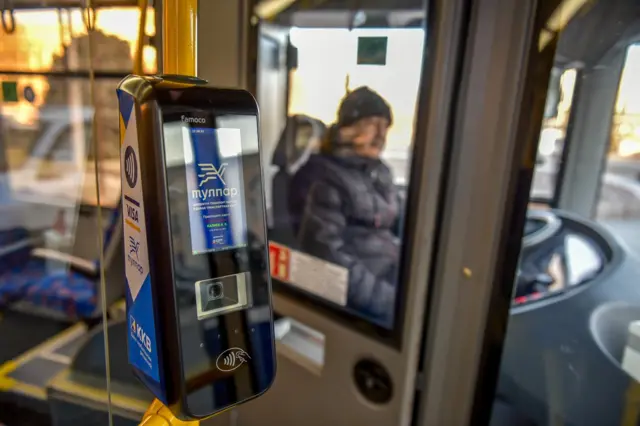 Автобустун кире беришине орнотулган валидатор