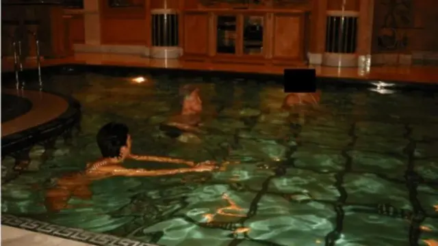 Bill Clinton y otras personas en una piscina