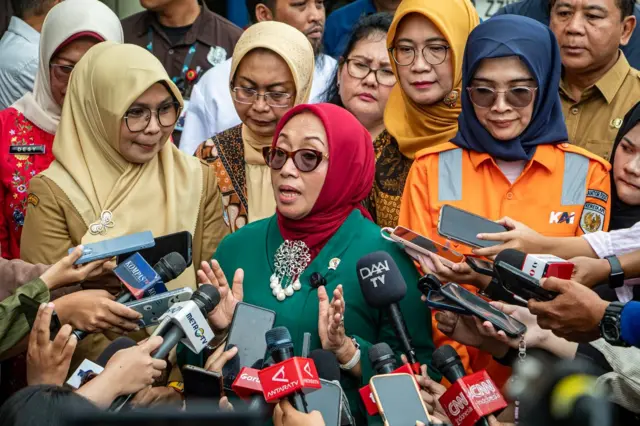 Menteri Pemberdayaan Perempuan dan Perlindungan Anak (PPPA) Arifah Fauzi (tengah) didampingi Direktur SDM dan Kelembagaan PT KAI Atih Nurhayati (kanan) menjawab pertanyaan wartawan saat menjenguk korban kecelakaan kereta api di RSUD Bekasi, Jawa Barat, Selasa (28/04).