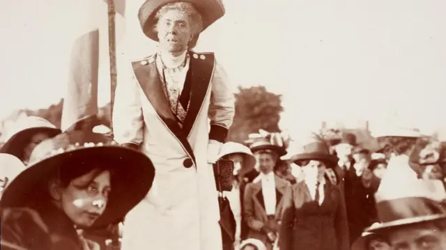 سخنران در یکی از جلسات حق رأی در زنان در ویمبلدون