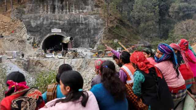 उत्तराखण्डको सुरुङमा फसेका कामदारहरूको उद्धारको प्रयास भइरहँदा बाहिर भेला भएका मानिसहरू 