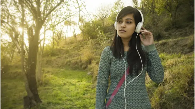 సంగీతం వింటున్న యువతి