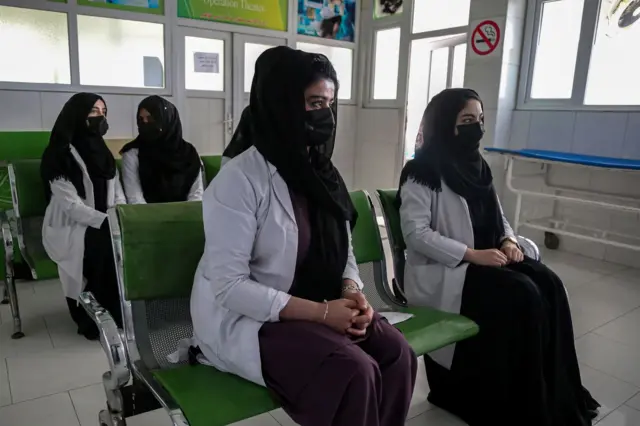 طالبان به زنان اجازه داده است در امتحانات پایانی رشته‌های پزشکی در دانشگاه باختر شرکت کنند
