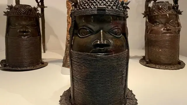 Des objets d'art et des bronzes du Bénin sont présentés au musée Linden de Stuttgart, en Allemagne, le 29 juin 2022. La ministre allemande des Affaires étrangères, Annalena Baerbock, la secrétaire d'État à la Culture, Claudia Roth, et leurs homologues nigérians, Lai Mohammed et Zubairu Dada, doivent signer le 1er juillet 2022 un protocole d'accord sur le transfert de propriété des bronzes du Bénin de l'Allemagne au Nigeria. Photo prise le 29 juin 2022