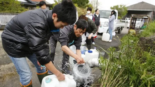 断水の続く阿蘇市で水をくむひとたち（17日）