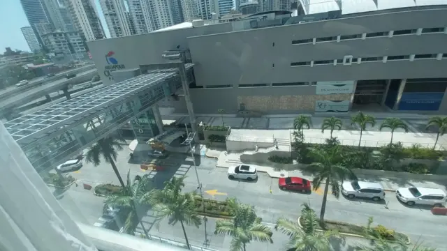 Cars outside di hotel from one wey one of di deported migrants from inside di hotel wia dem remain isolated for Panama City