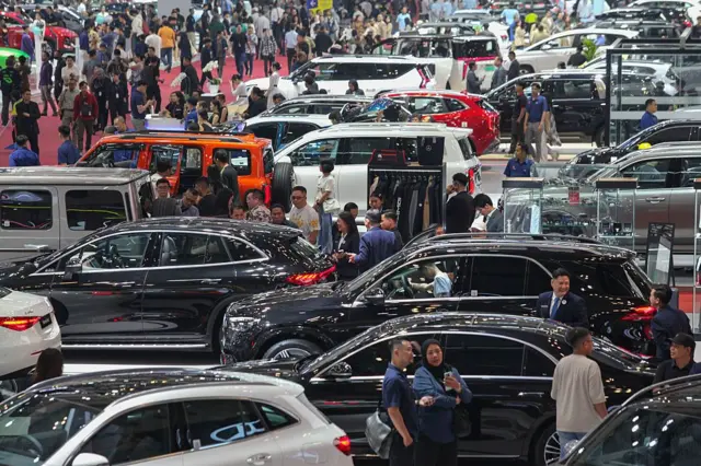 Pengunjung memadati Gaikindo Indonesia International Auto Show (GIIAS) 2025 di Indonesia Convention Exhibition (ICC) di Tangerang, Banten, Indonesia, pada 24 Juli 2025. Sebagai salah satu pameran otomotif terbesar di Asia Tenggara, GIIAS tahun ini menampilkan 60 merek kendaraan global dari Eropa, Jepang, Korea, Tiongkok, Amerika Serikat, dan Vietnam. Jajaran produk tersebut meliputi 40 merek kendaraan penumpang, empat merek kendaraan niaga, 17 merek sepeda motor, dan empat produsen bodi kendaraan. Tema GIIAS 2025, "Empowering the Future", mencerminkan transisi industri otomotif dari otomotif konvensional menuju era elektrifikasi dan digitalisasi. (Foto oleh 