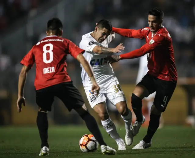 El paraguayo Derlis González trata de abrirse paso entre Nicolás Figal y Maximiliano Meza.