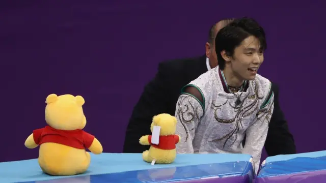 赛后发布会上,小熊维尼的身影也不能少。