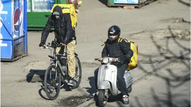 Під час карантину велосипеди та мопеди стали "робочими конячками" для кур'єрів