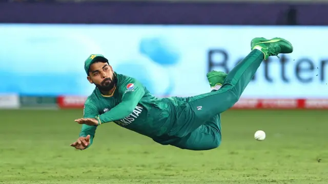 ফিল্ডিংয়ে পাকিস্তানের শাদাব খান