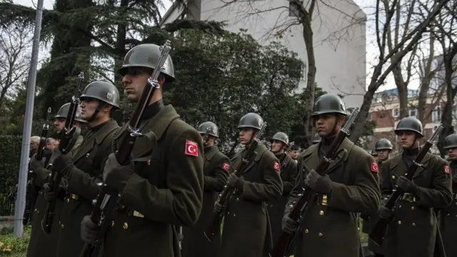 الجيش التركي هدد بشن هجمات على مناطق الأكراد في سوريا