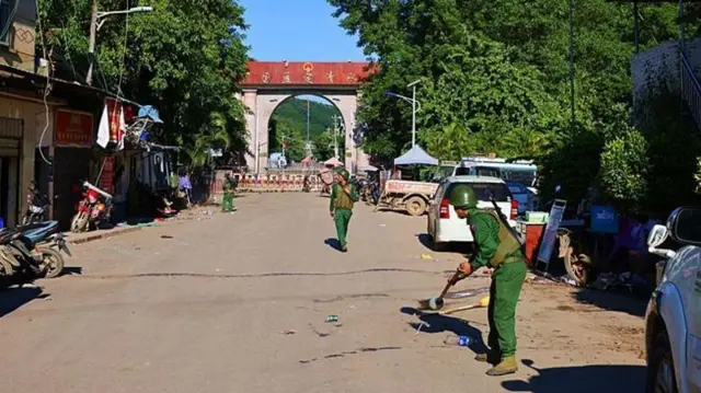 MNDAA ထိန်းချုပ်ထားတဲ့ ချင်းရွှေဟော်ကနေ မြင်ရတဲ့ တရုတ်နိုင်ငံဝင်ပေါက်