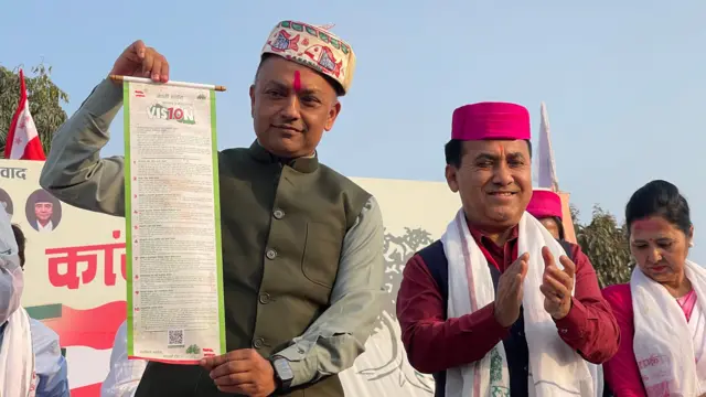 नेपाली कांग्रेसका सभापति गगनकुमार थापा तथा उपसभापति विश्वप्रकाश शर्मा घोषणापत्र सार्वजनिक गर्दै