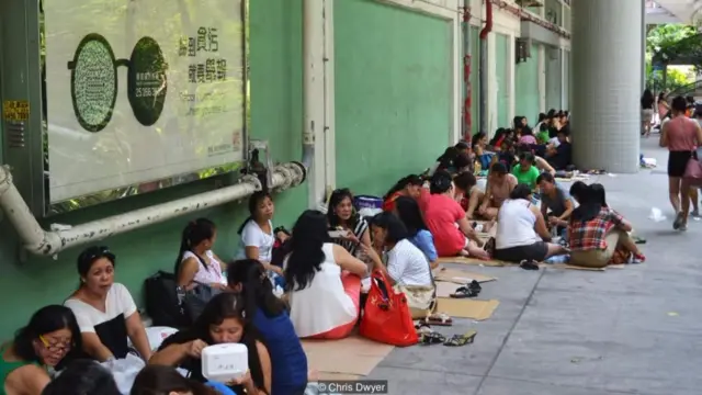 Những người phụ nữ này thường tụ tập, gặp gỡ nhau trong ngày Chủ Nhật, ngày nghỉ duy nhất trong tuần của họ
