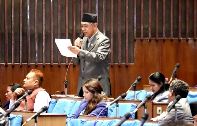 ओली र देउवासहित नेताहरू संसद्‌मा 