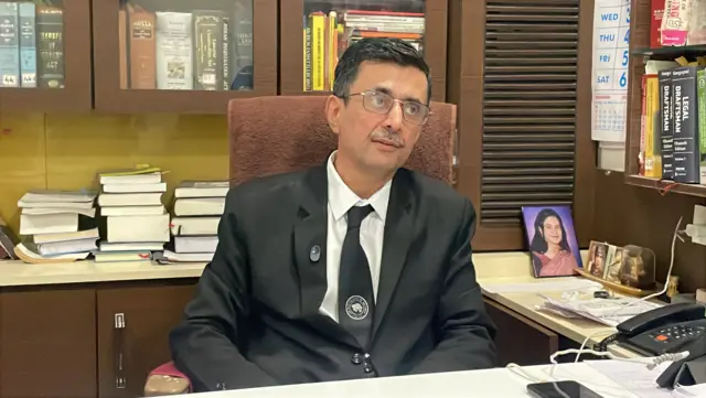 वकील रविशंकर गोगिया जंगलेश्वर के लोगों का केस लड़ रहे हैं