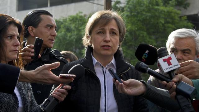 A jornalista Carmen Aristegui rodeada de jornalistas