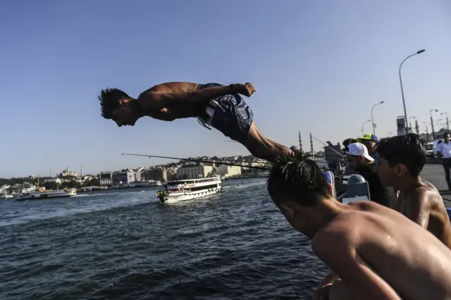 Denize giren insanlar