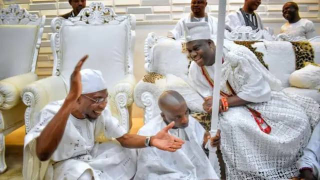 Gomina Rauf Arẹgbẹṣọla ati Ọọni n sọrọ