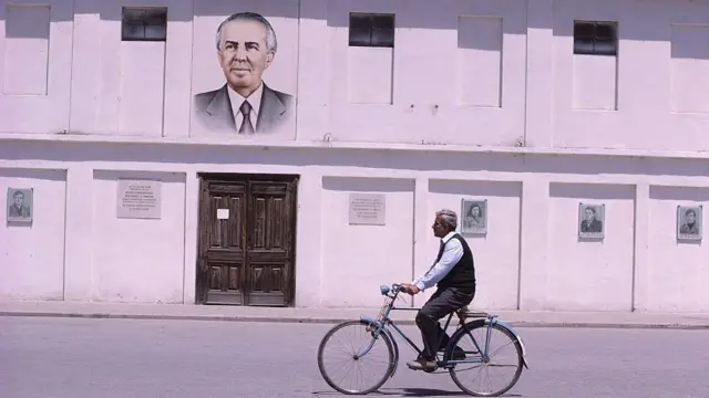 আলবেনিয়ার রাজধানী টিরানার রাস্তায় ভবনের গায়ে আনোয়ার হোজার ছবি