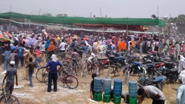 रैली देखने आए लोग