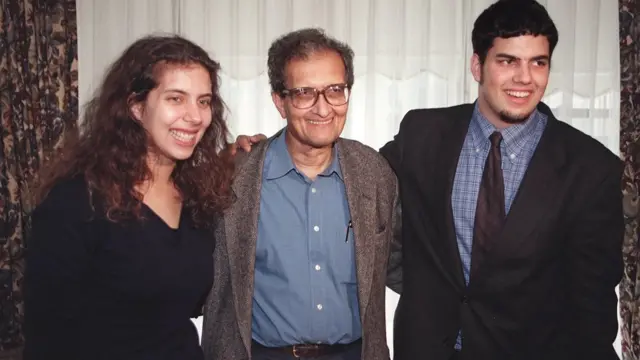 নিউ ইয়র্কের হোটেলে অমর্ত্য সেন। সঙ্গে কন্যা ইন্দ্রানী (বামে), পুত্র কবির (ডানে) অক্টোবর ১৯৯৮