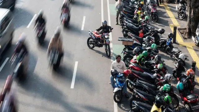 Warga memarkirkan kendaraanya di bahu jalan kawasan Salemba, Jakarta, Senin (13/5/2024). Pemprov DKI Jakarta meminta Dishub DKI Jakarta untuk menertibkan parkir liar di seluruh wilayah Jakarta dengan mengedepankan prosedur penertiban secara manusiawi.