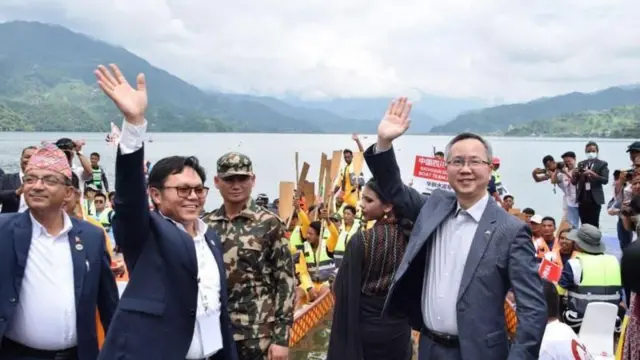 हालैका वर्षहरूमा चीनसँग सम्बन्धित पर्यटकीय गतिविधिहरू पोखरामा वृद्धि भएका छन्। तस्बिरमा सन् २०२३ को एउटा त्यस्तो कार्यक्रममा भाग लिन आएका सहभागीहरूमाझ तत्कालीन पर्यटन मन्त्री सुदन किराँती र चिनियाँ राजदूत चेन सङलाई देख्न सकिन्छ