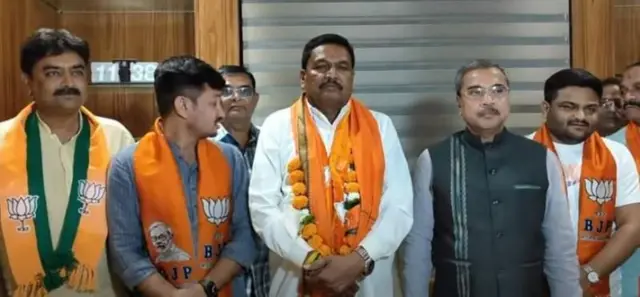 ભાજપના ઉમેદવાર ચંદુભાઈ શિહોરા (વચ્ચે)ની બાજુમાં મહેન્દ્ર મુંજપરા અને હાર્દિક પટેલ