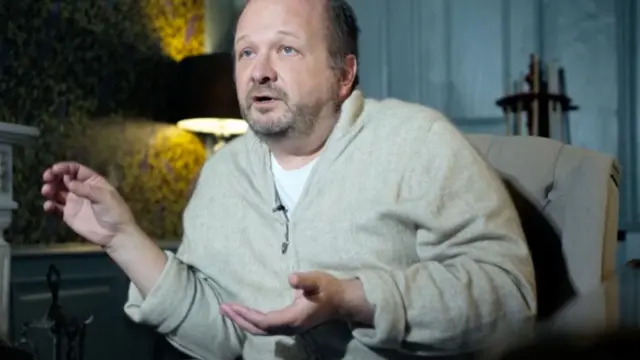 फ्रैंक, पहले एक जासूस थे, जो बाद में रुजा इग्नातोवा के सलाहकार बन गए थे