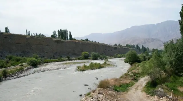 Ilgari bahor va yoz oylarida barqaror ravishda daryoga quyiladigan muzlik suvlari bugungi kunda may-iyun oylariga kelibgina to‘lib oqmoqda.