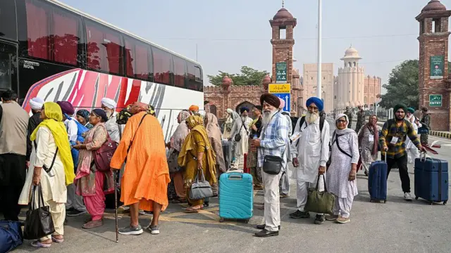 গত বছরের চৌঠা নভেম্বর তীর্থযাত্রীদের এই দলটির সঙ্গে পাকিস্তান গিয়েছিলেন সরবজিৎ কউর