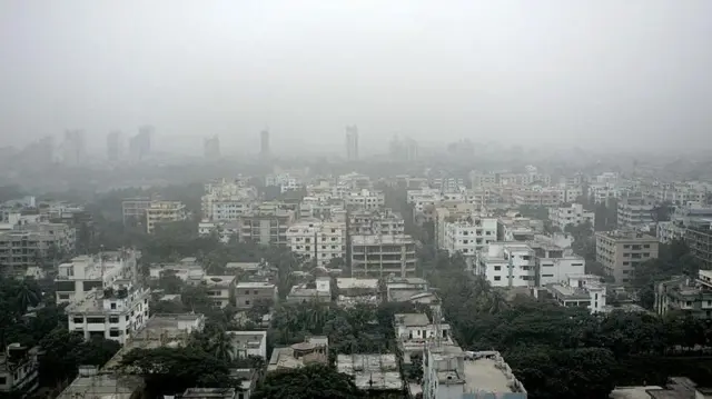 আবহাওয়াবিদরা জানিয়েছেন যে কেবল চলতি বছর না, বরং গত ১০ থেকে ১২ বছর ধরেই পুরো মার্চ মাস জুড়েই বাংলাদেশে এমন কুয়াশা থাকছে। 