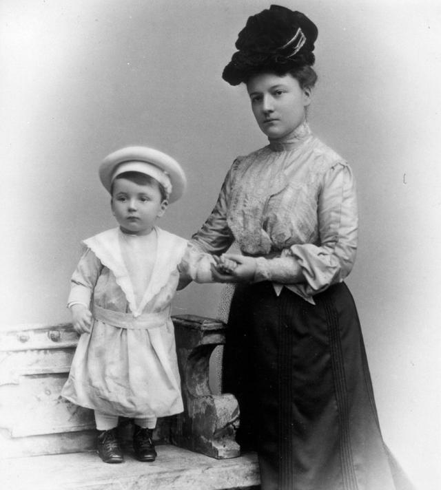 Pauli ainda bebê com a mãe em foto antiga