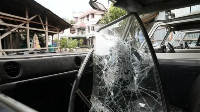 सपम कुंजकेश्वर सिंह यांच्या घराच्या अंगणात फुटलेल्या डझनभर कुंड्या, काचा आणि फर्निचर