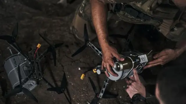 ንኣሽቱ ኤፍፒቪ ድሮናት ምስ ተተኰስተን ኣብ ኢድ ወተሃደራት ዩክረይን