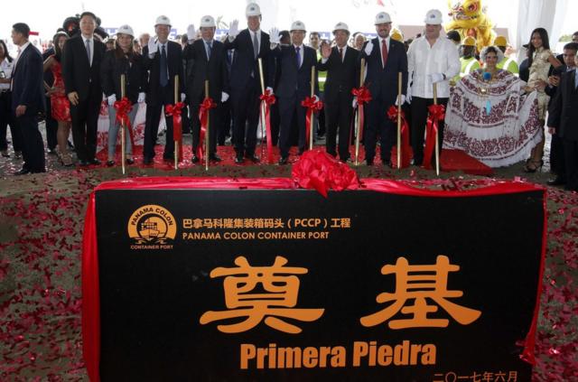 巴雷拉總統宣佈與中國建交前兩天，親自為這位於大西洋岸長榮碼頭隔鄰的嵐橋集團港埠工程奠基，還宣佈中方承諾將投入7.5億美元建設並創造大量就業機會。