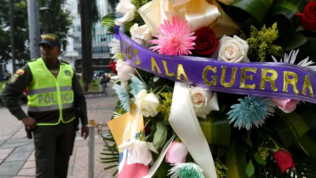 Coronas de flores colocadas este jueves en varios lugares de Colombia.
