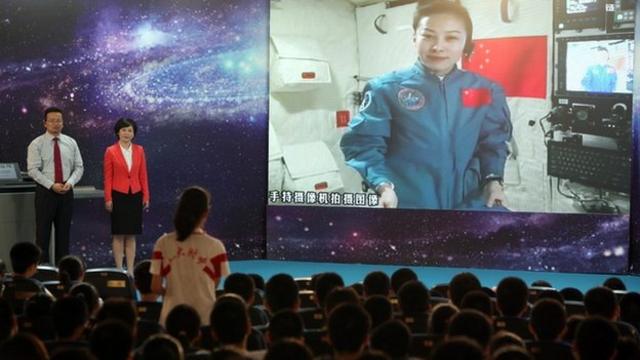 Тайконавт Ван Япин прочитала школьниками лекцию с борта "Тяньгун-1"
