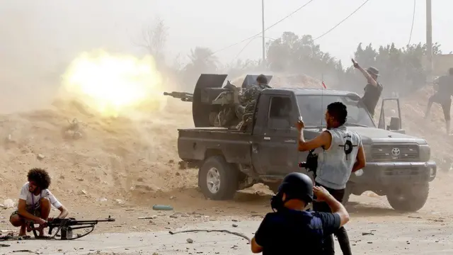 Awọn ọmọ ogun to ndoju ibọn kọra wọn