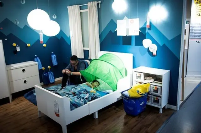 Отец и сын в магазине "Икея"