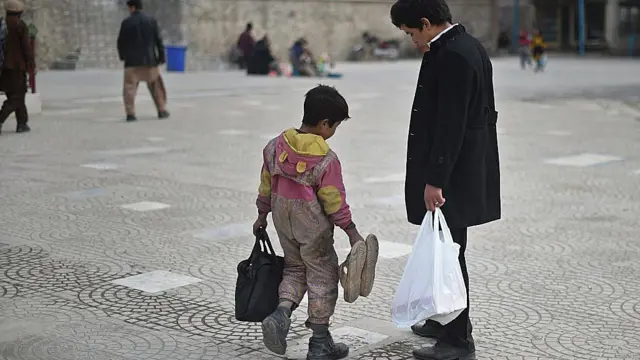 یک کودک کارگر در کابل: به دلیل این که پدرم از کار برکنار شده، مجبورم روزانه در کنار خیابان‌های شهر کار کنم