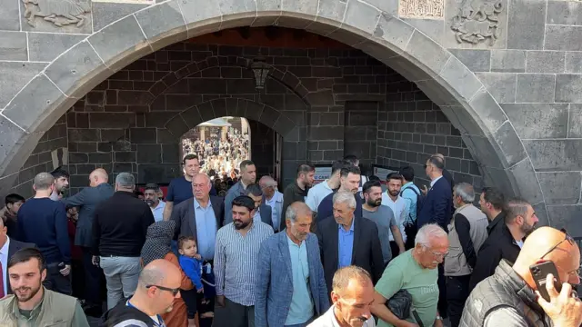 Bir kemerden geçen Diyarbakırlılar.